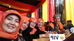 Lora with AS Sungei pagu ladies at Pagaruyuang VIP table IMG-20180929-WA0000